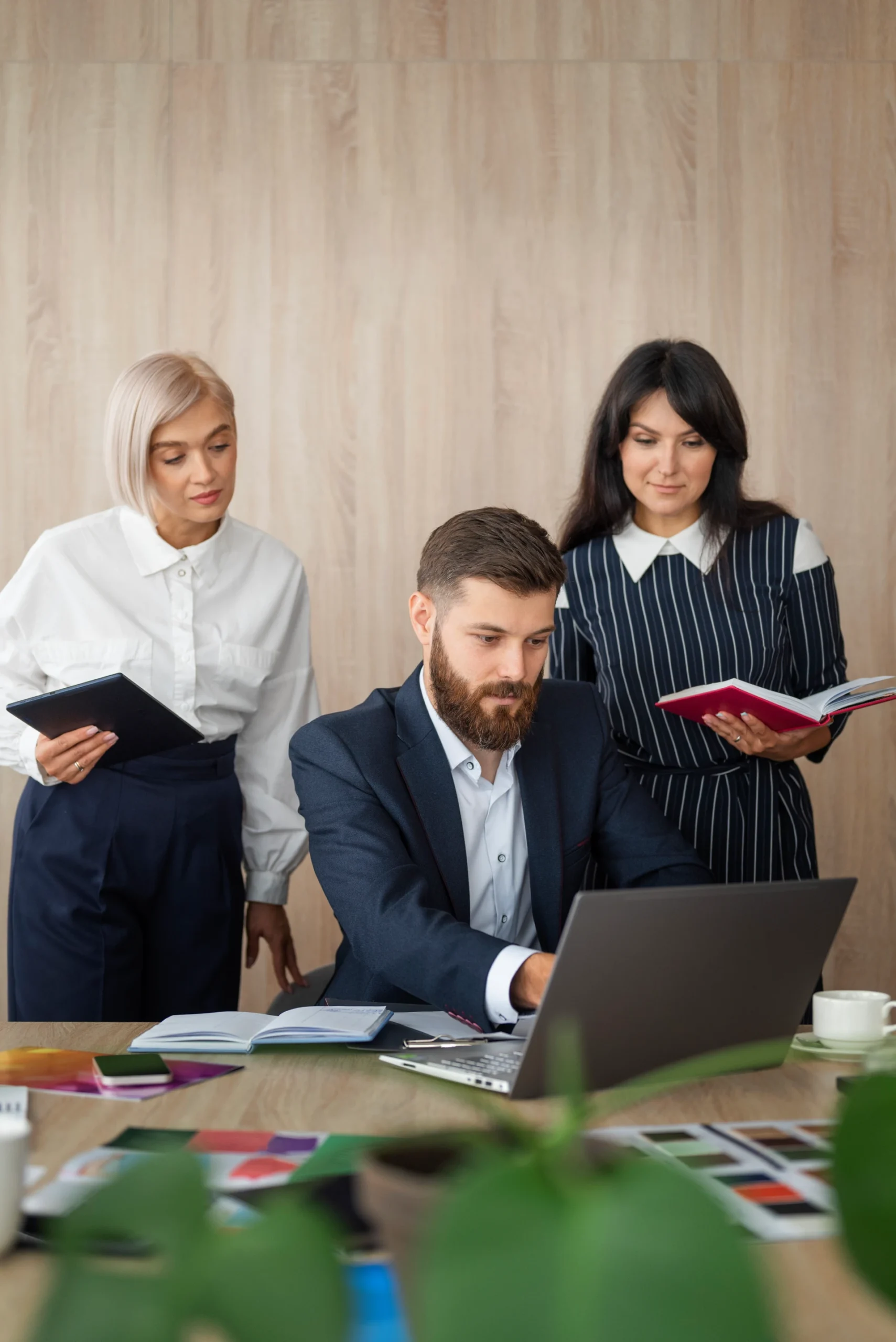 medium-shot-people-working-office (1)